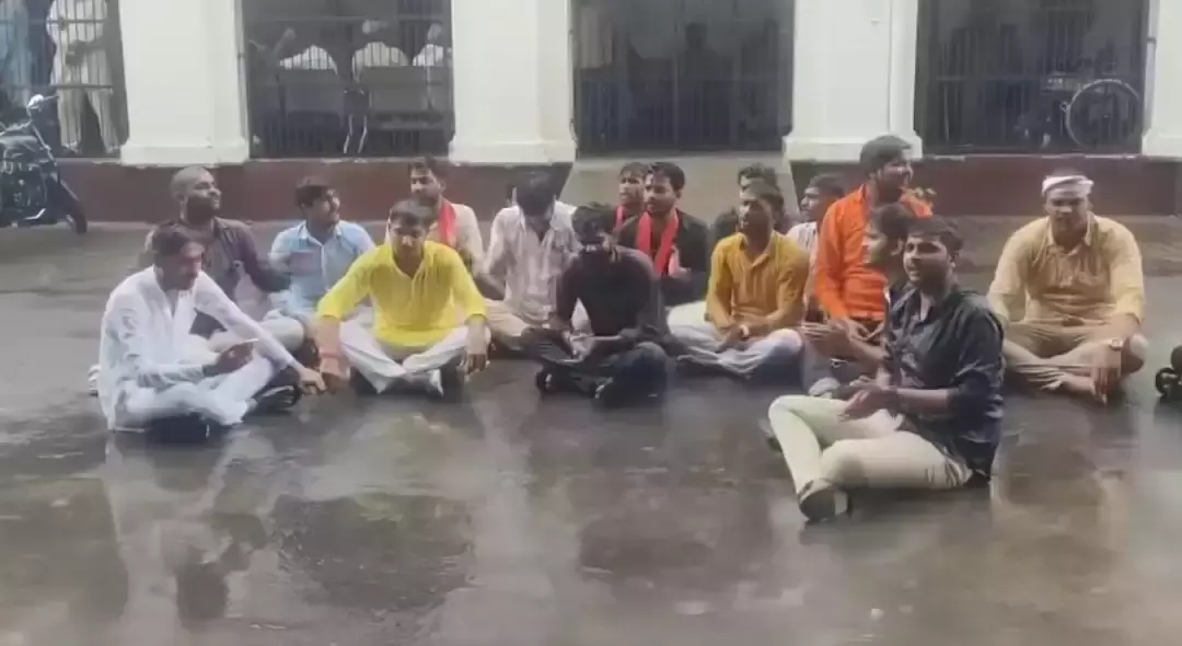 Baliya: बारिश में भी एबीवीपी कार्यकर्ताओं का हनुमान चालीसा पाठ