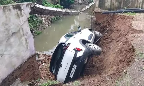 दीवार गिरने से कार नाले में गिरी, कमजोर निर्माण को जिम्मेदार ठहराया दीवार गिरने से कार नाले में गिरी, कमजोर निर्माण को जिम्मेदार ठहराया