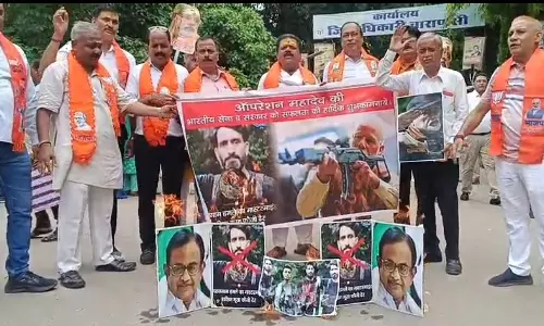 Varanasi: आतंकवादियों के पोस्टर जलाकर मनाई गई ऑपरेशन महादेव की सफलता Varanasi: आतंकवादियों के पोस्टर जलाकर मनाई गई ऑपरेशन महादेव की सफलता