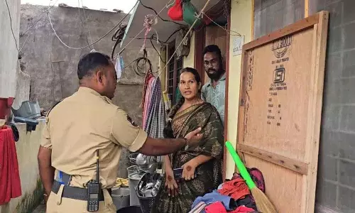 पत्नी और बच्चों को छोड़कर ट्रांसजेंडर के साथ रहना