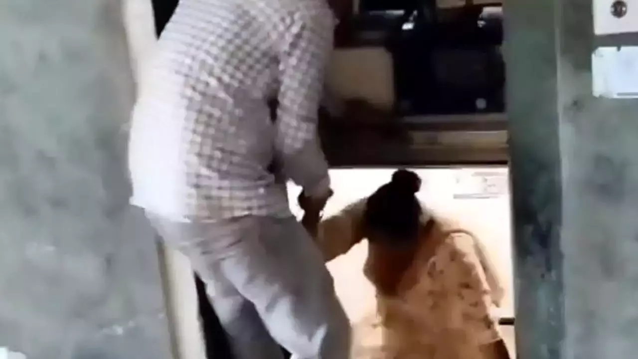 Fatehabad: 40 मिनट तक लिफ्ट में फंसी महिला Fatehabad: 40 मिनट तक लिफ्ट में फंसी महिला