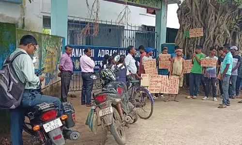 यहां कोई सुरक्षा गार्ड नहीं है, छात्रावास के छात्र रात में सड़कों पर निकल आते हैं! यहां कोई सुरक्षा गार्ड नहीं है, छात्रावास के छात्र रात में सड़कों पर निकल आते हैं!