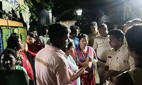 पंसकुरा में एक आदिवासी लड़की का शव छात्रावास के शौचालय में लटका मिलने पर विरोध प्रदर्शन