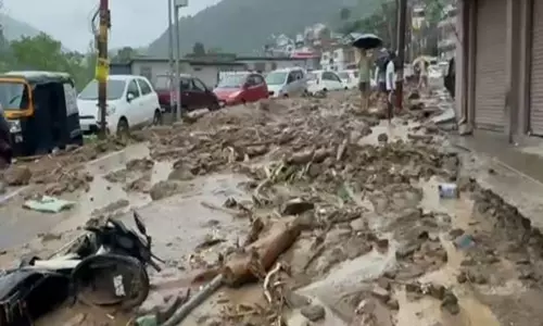 हिमाचल में मूसलाधार बारिश से तबाही, सैकड़ों सड़कें और बिजली-पानी सेवाएं ठप हिमाचल में मूसलाधार बारिश से तबाही, सैकड़ों सड़कें और बिजली-पानी सेवाएं ठप
