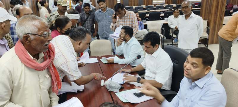 Datia: जन सुनवाई में आवेदकों की समस्याओं के निराकरण हेतु आयोजित