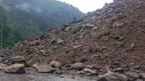 Uttarakhand: चट्टान का बड़ा हिस्सा ढहने से सड़क बंद Uttarakhand: चट्टान का बड़ा हिस्सा ढहने से सड़क बंद