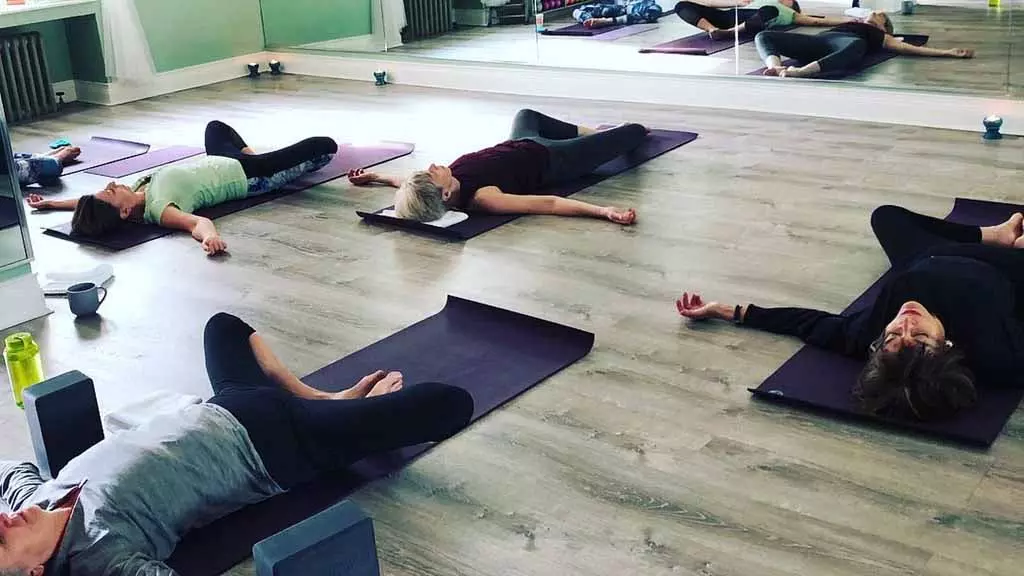 Yoga Tips: महिलाओं को सोने से पहले लेटकर करने चाहिए ये योगासन Yoga Tips: महिलाओं को सोने से पहले लेटकर करने चाहिए ये योगासन