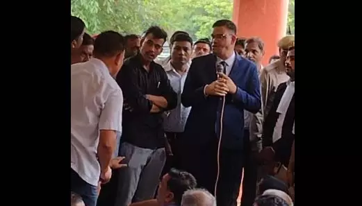 IAS अफसर पर वकील हुए हावी, जबरन उठक-बैठक कराते वीडियो वायरल IAS अफसर पर वकील हुए हावी, जबरन उठक-बैठक कराते वीडियो वायरल