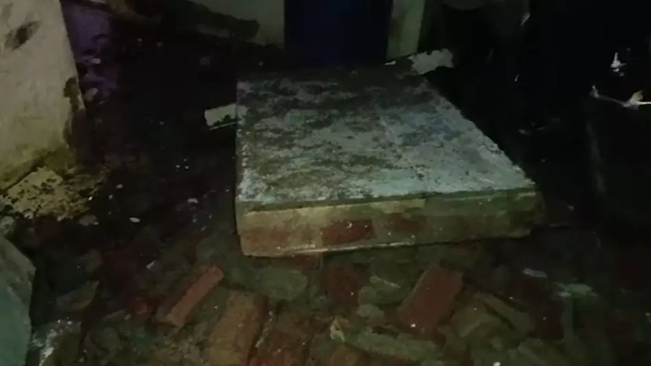 बारिश से जर्जर मकान का हिस्सा गिरा, दो की मौत बारिश से जर्जर मकान का हिस्सा गिरा, दो की मौत
