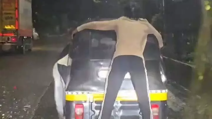 Mumbai : दीघा में बारिश के बीच चलती रिक्शा पर खतरनाक स्टंट करने पर तीन लोगों पर मामला दर्ज Mumbai : दीघा में बारिश के बीच चलती रिक्शा पर खतरनाक स्टंट करने पर तीन लोगों पर मामला दर्ज