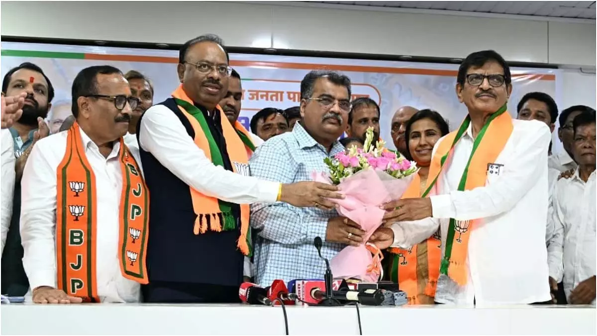 Maharashtra : पूर्व कांग्रेस मंत्री सुरेश वारपुडकर प्रमुख समर्थकों के साथ भाजपा में शामिल Maharashtra : पूर्व कांग्रेस मंत्री सुरेश वारपुडकर प्रमुख समर्थकों के साथ भाजपा में शामिल