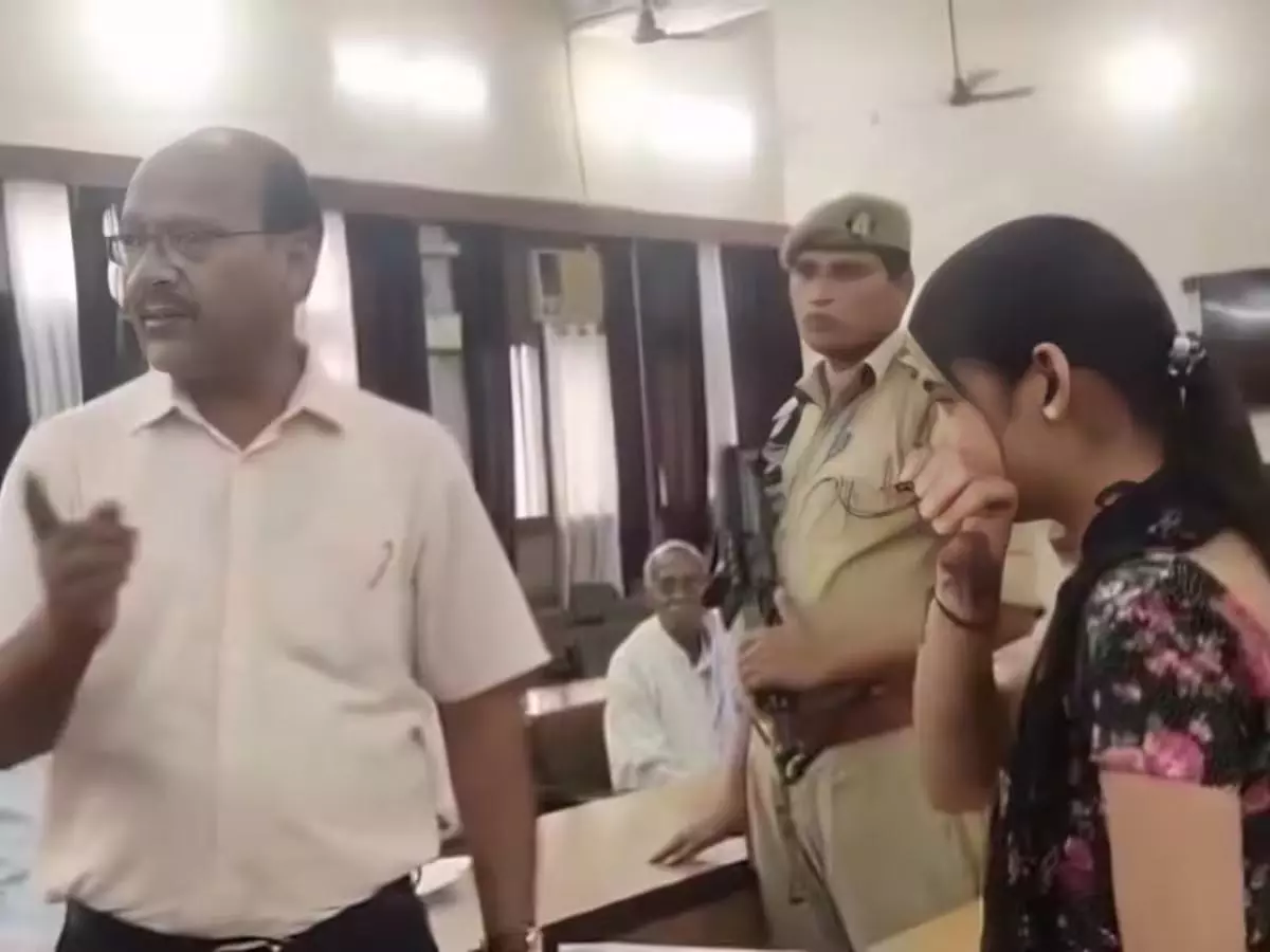 मोतियाबिंद से जूझ रही लड़की का इलाज कराने कलेक्टर ने किया वादा, भावुक वीडियो वायरल मोतियाबिंद से जूझ रही लड़की का इलाज कराने कलेक्टर ने किया वादा, भावुक वीडियो वायरल