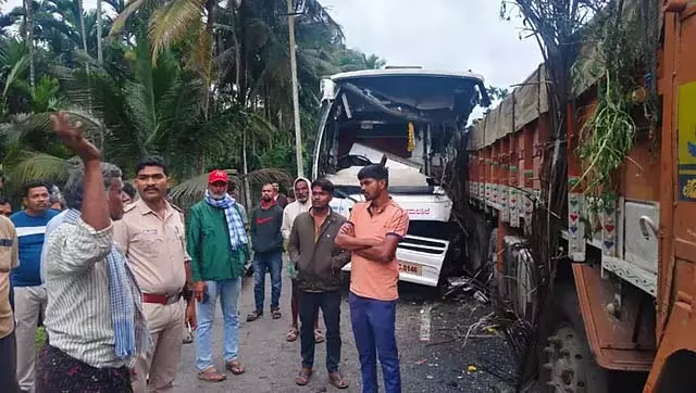 दुर्गम्बा बस ने एक खराब लॉरी को पीछे से टक्कर मारी; दो की मौत, 13 घायल दुर्गम्बा बस ने एक खराब लॉरी को पीछे से टक्कर मारी; दो की मौत, 13 घायल