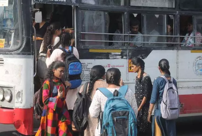 आंध्र प्रदेश की छात्राओं को मुफ़्त RTC बस यात्रा की उम्मीद आंध्र प्रदेश की छात्राओं को मुफ़्त RTC बस यात्रा की उम्मीद