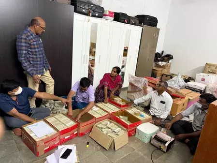 फार्महाउस से 11 करोड़ कैश बरामद, शराब घोटाले के कमीशन रकम होने का अंदेशा फार्महाउस से 11 करोड़ कैश बरामद, शराब घोटाले के कमीशन रकम होने का अंदेशा