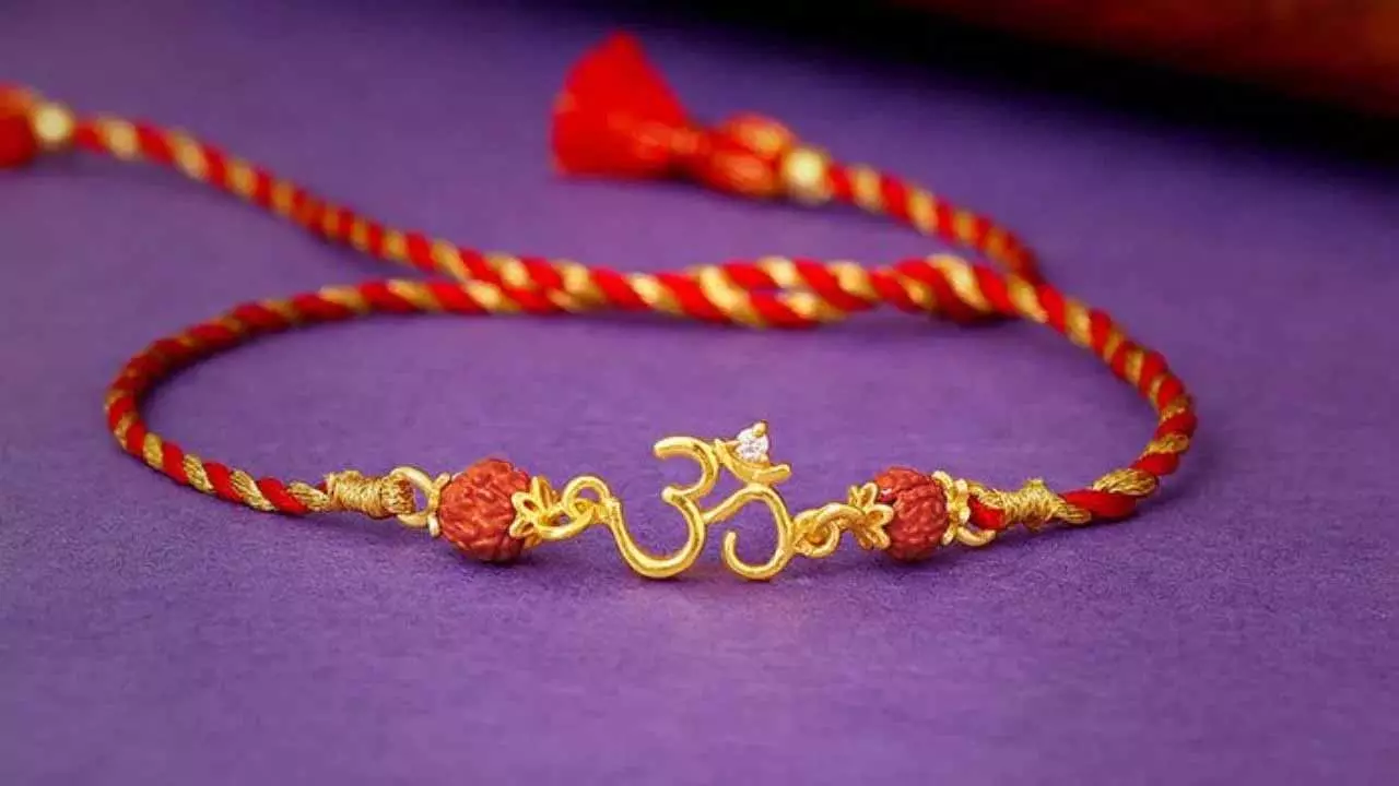 Raksha Bandhan 2025 : जानिए रक्षाबंधन पर कौन सी राखी बांधना होता है शुभ Raksha Bandhan 2025 : जानिए रक्षाबंधन पर कौन सी राखी बांधना होता है शुभ