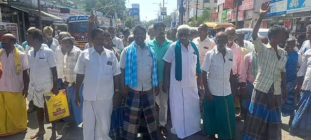 Tamil Nadu : विल्लुपुरम में किसानों का विरोध प्रदर्शन Tamil Nadu : विल्लुपुरम में किसानों का विरोध प्रदर्शन