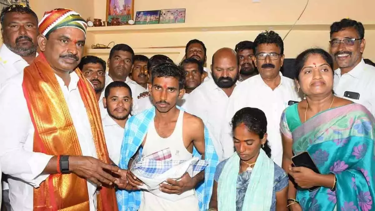 इंदिराम्मा के पहले गृह प्रवेश में विधायक मेघा रेड्डी शामिल हुईं इंदिराम्मा के पहले गृह प्रवेश में विधायक मेघा रेड्डी शामिल हुईं