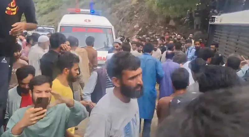 उत्तरी कश्मीर के हंदवाड़ा में बस पलटने से शिक्षक की मौत, 20 घायल उत्तरी कश्मीर के हंदवाड़ा में बस पलटने से शिक्षक की मौत, 20 घायल