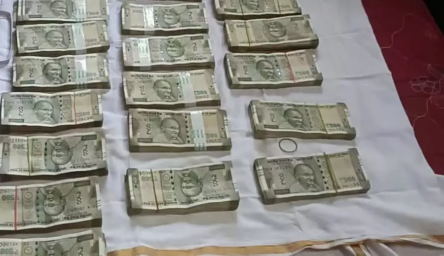 रानीबेन्नूर जुआ: ₹1.74 लाख नकद जब्त रानीबेन्नूर जुआ: ₹1.74 लाख नकद जब्त