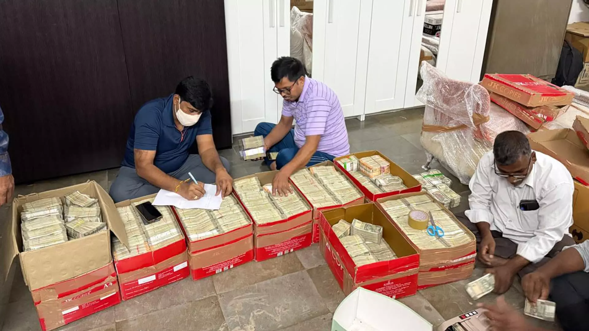 Andhra शराब घोटाले में बड़ा खुलासा, 11 करोड़ रुपये गेस्टहाउस से मिले Andhra शराब घोटाले में बड़ा खुलासा, 11 करोड़ रुपये गेस्टहाउस से मिले