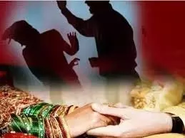 Barabanki: विवाहिता को दहेज के लिए प्रताड़ित कर निकाला Barabanki: विवाहिता को दहेज के लिए प्रताड़ित कर निकाला