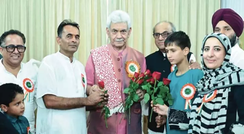 गांधी ग्लोबल फैमिली के सदस्यों ने एलजी सिन्हा से मुलाकात की गांधी ग्लोबल फैमिली के सदस्यों ने एलजी सिन्हा से मुलाकात की