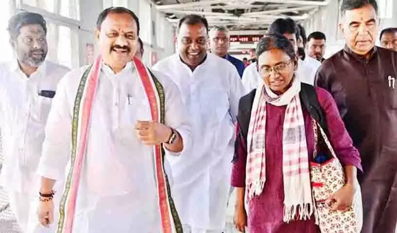 Hyderabad: मीनाक्षी नटराजन की पदयात्रा से कांग्रेस में सवाल उठने लगे हैं Hyderabad: मीनाक्षी नटराजन की पदयात्रा से कांग्रेस में सवाल उठने लगे हैं