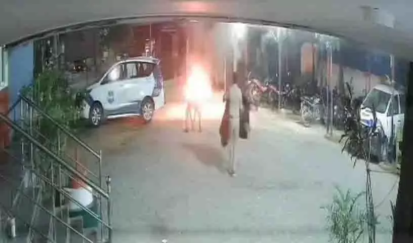 नशे में गाड़ी चलाने की जांच में पकड़े गए व्यक्ति ने Nalgonda पुलिस स्टेशन में आत्मदाह का प्रयास किया नशे में गाड़ी चलाने की जांच में पकड़े गए व्यक्ति ने Nalgonda पुलिस स्टेशन में आत्मदाह का प्रयास किया