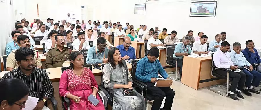 स्वतंत्रता दिवस की तैयारियाँ : प्लास्टिक के झंडों के इस्तेमाल पर प्रतिबंध स्वतंत्रता दिवस की तैयारियाँ : प्लास्टिक के झंडों के इस्तेमाल पर प्रतिबंध