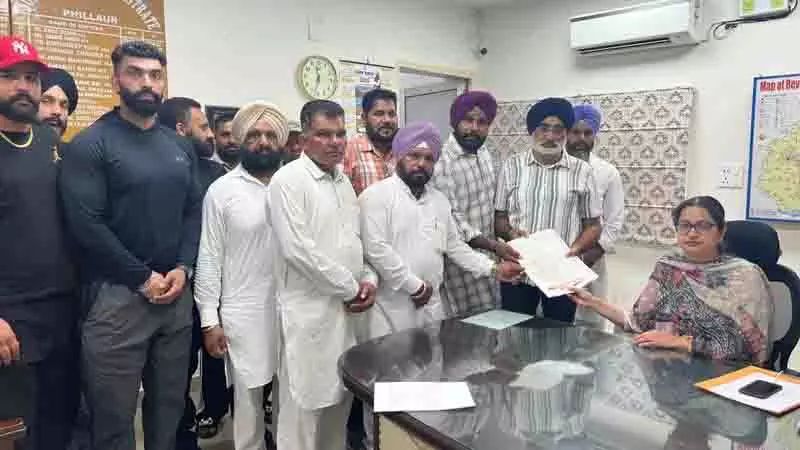 Jalandhar: स्थानीय लोगों ने दुसांझ खुर्द रेलवे क्रॉसिंग पर सीधे अंडरपास की मांग की Jalandhar: स्थानीय लोगों ने दुसांझ खुर्द रेलवे क्रॉसिंग पर सीधे अंडरपास की मांग की