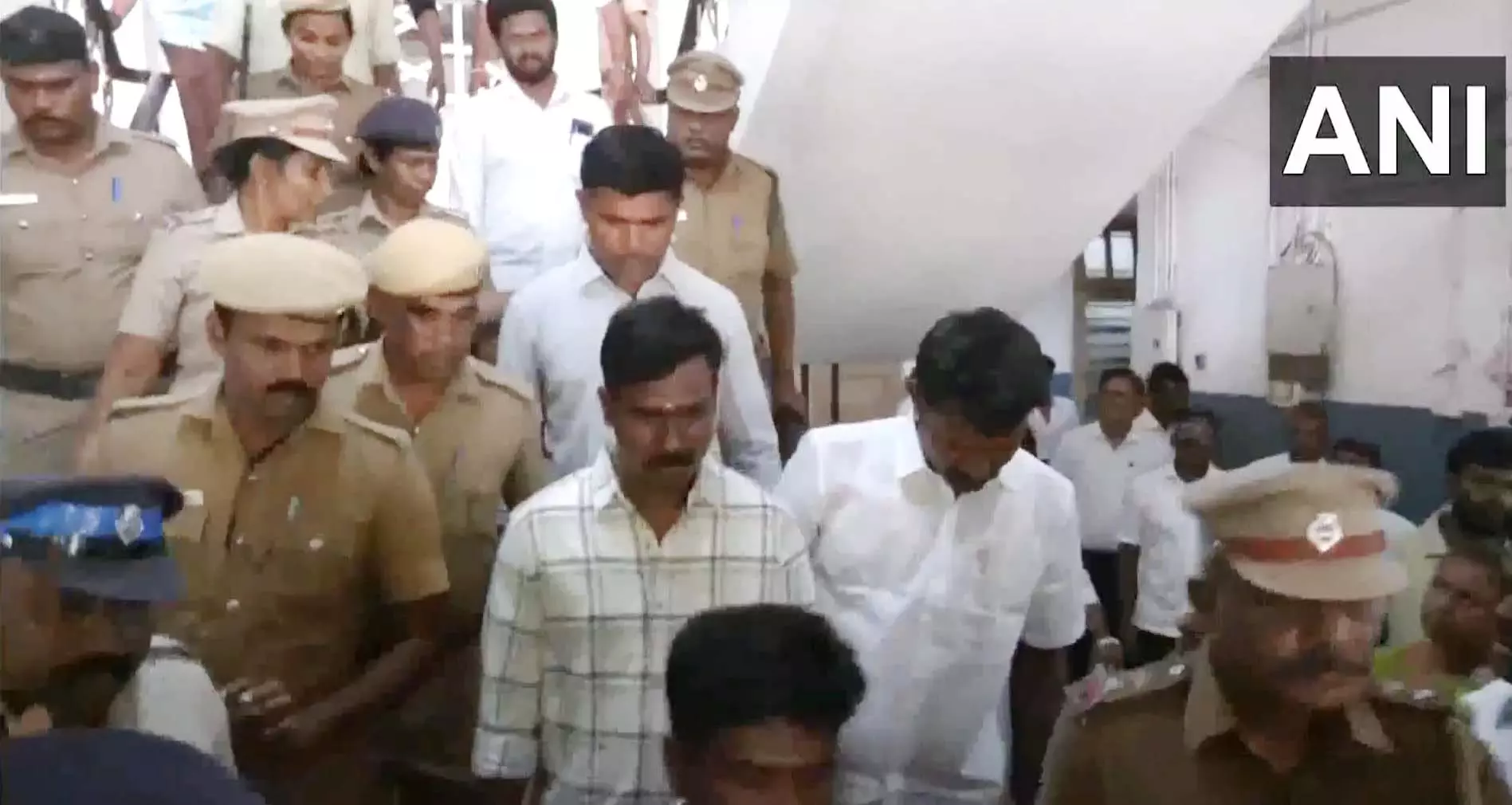 मंदिर रक्षक अजित कुमार की मौत मामलें में 5 पुलिसकर्मी को मिली न्यायिक हिरासत मंदिर रक्षक अजित कुमार की मौत मामलें में 5 पुलिसकर्मी को मिली न्यायिक हिरासत