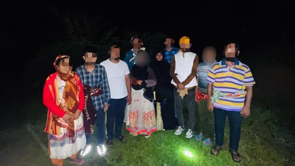 Assam ने 20 अवैध घुसपैठियों को बांग्लादेश वापस भेजा Assam ने 20 अवैध घुसपैठियों को बांग्लादेश वापस भेजा