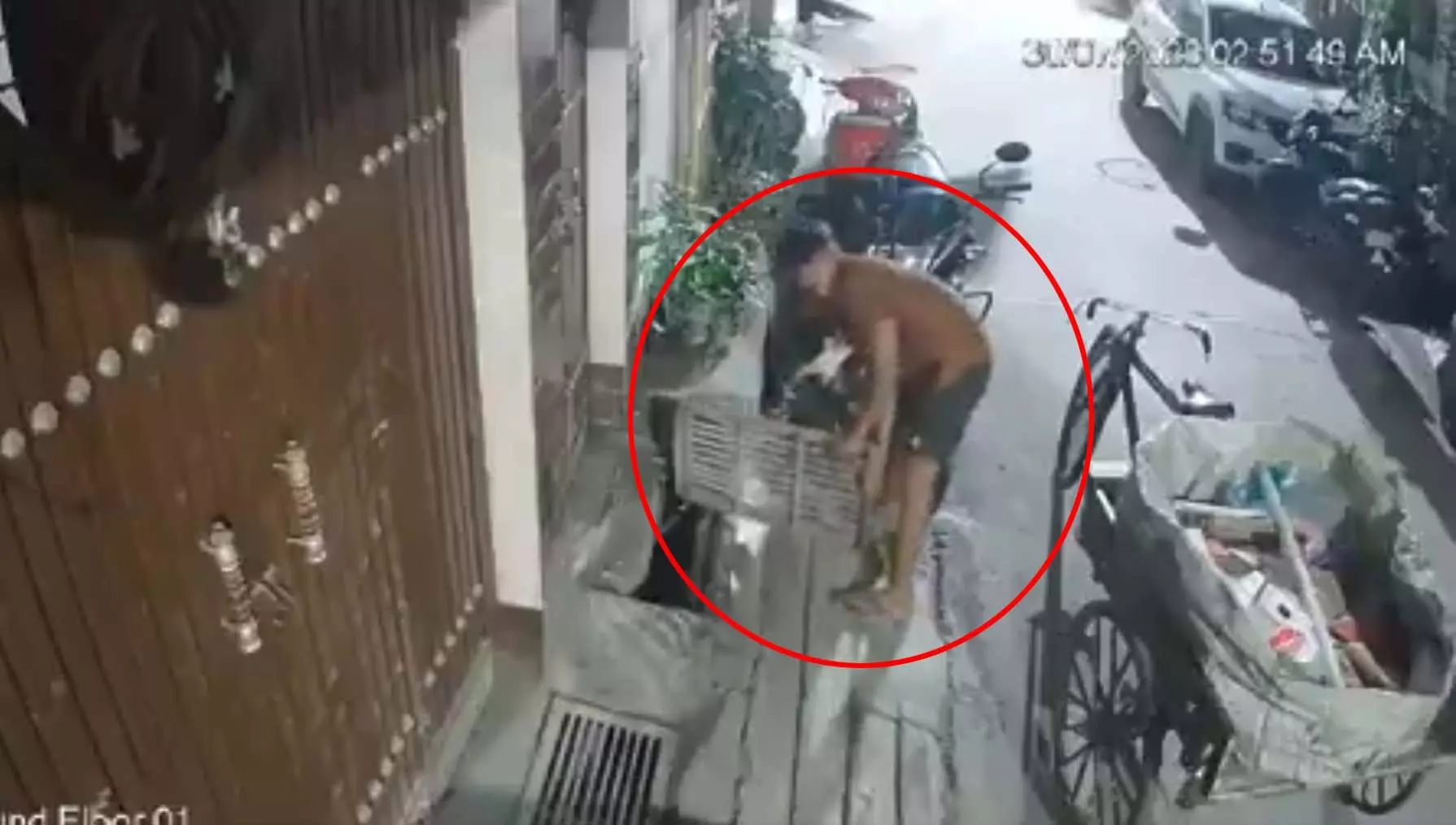 BREAKING: लक्ष्मीनगर के शकरपुर में चोरी की वारदात, CCTV में कैद हुए संदिग्ध BREAKING: लक्ष्मीनगर के शकरपुर में चोरी की वारदात, CCTV में कैद हुए संदिग्ध