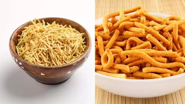 भुजिया vs सेव: इन कुरकुरे बेसन स्नैक्स में क्या अंतर है? भुजिया vs सेव: इन कुरकुरे बेसन स्नैक्स में क्या अंतर है?