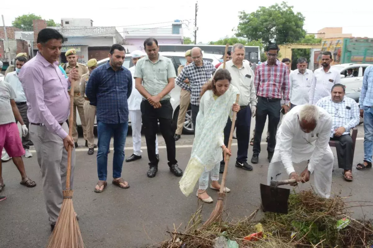 Baghpat: डीएम ने झाड़ू लगाकर किया स्वच्छता का आह्वान Baghpat: डीएम ने झाड़ू लगाकर किया स्वच्छता का आह्वान
