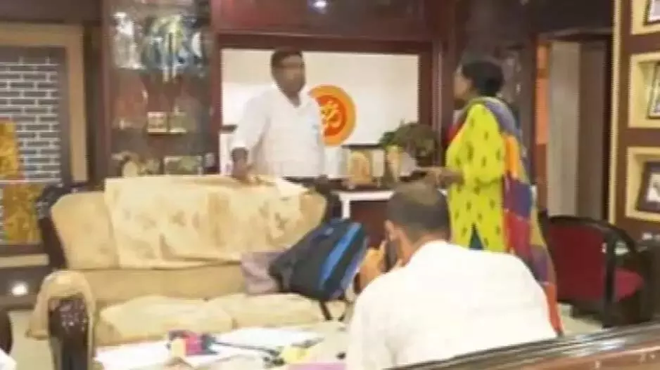 ओडिशा इंजीनियर ने फेंका सोना और नकदी, सतर्कता विभाग ने पकड़ा ओडिशा इंजीनियर ने फेंका सोना और नकदी, सतर्कता विभाग ने पकड़ा