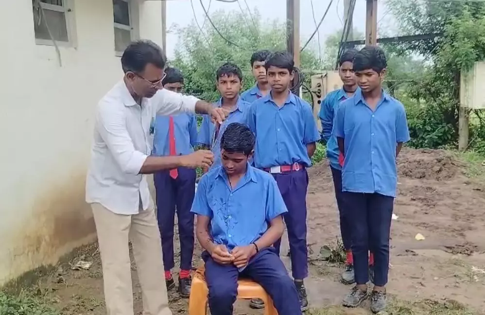 बच्चों के लिए प्यारा बना टीचर, हर महीने फ्री में करते है हेयर कटिंग बच्चों के लिए प्यारा बना टीचर, हर महीने फ्री में करते है हेयर कटिंग
