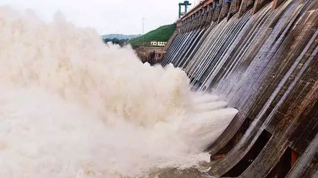 हीराकुंड बांध के 4 गेट बंद, अब 14 गेटों से छोड़ा जा रहा बाढ़ का पानी हीराकुंड बांध के 4 गेट बंद, अब 14 गेटों से छोड़ा जा रहा बाढ़ का पानी