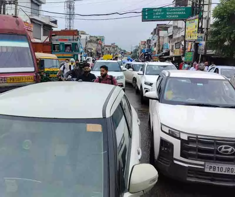 Sahnewal में व्यस्त समय में ट्रैफिक जाम के दौरान पुलिस नहीं Sahnewal में व्यस्त समय में ट्रैफिक जाम के दौरान पुलिस नहीं