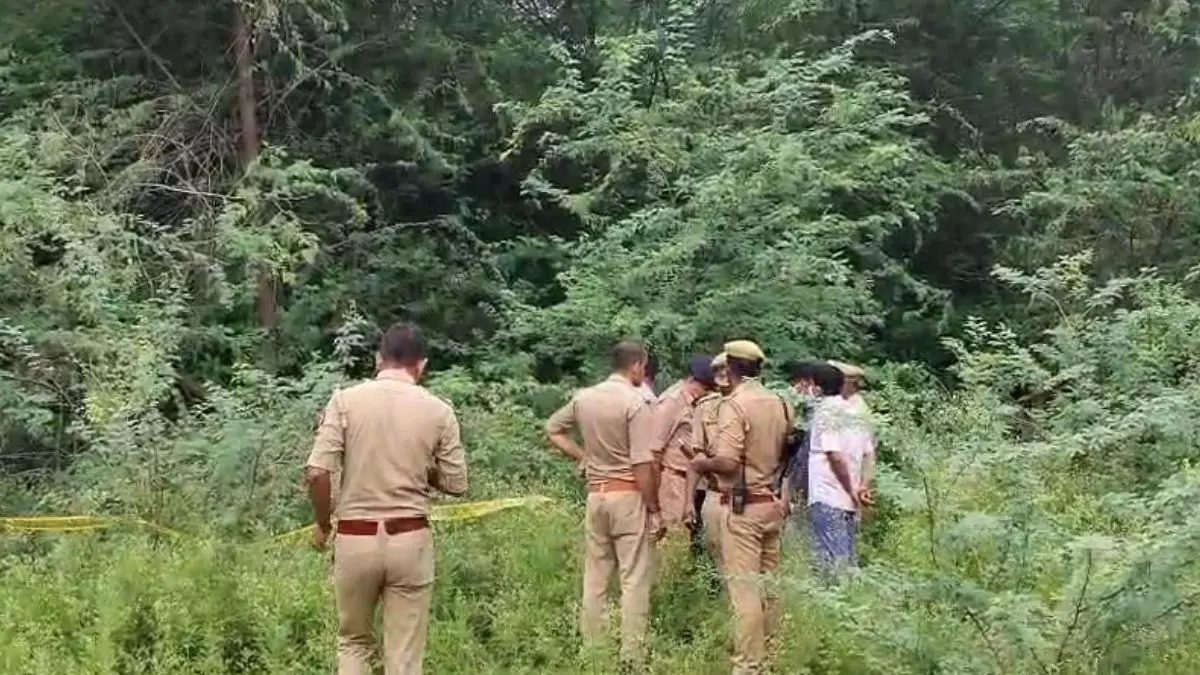 Fatehpur: महिला को पहले पिलाई शराब फिर पत्थर से कुचलकर उतारा मौत के घाट Fatehpur: महिला को पहले पिलाई शराब फिर पत्थर से कुचलकर उतारा मौत के घाट