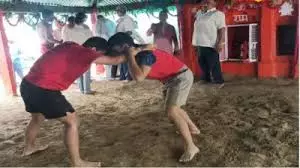 Varanasi: नागपंचमी पर महिला पहलवानों का जोश, कशिश यादव की हुंकार Varanasi: नागपंचमी पर महिला पहलवानों का जोश, कशिश यादव की हुंकार