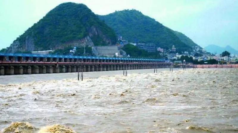 Andhra: भारी जलस्तर के बीच प्रकाशम बैराज के लिए बाढ़ की चेतावनी जारी Andhra: भारी जलस्तर के बीच प्रकाशम बैराज के लिए बाढ़ की चेतावनी जारी