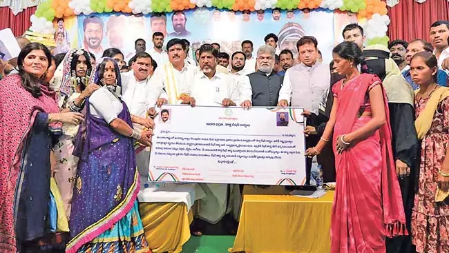Bhatti Vikramarka : केंद्र को बीसी आरक्षण को वैध बनाना चाहिए Bhatti Vikramarka : केंद्र को बीसी आरक्षण को वैध बनाना चाहिए