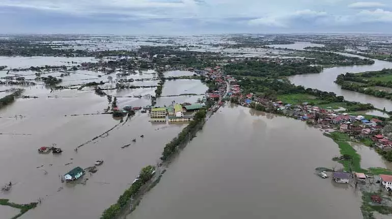 उष्णकटिबंधीय तूफान के निकट आने पर शंघाई से 280,000 निवासियों को निकाला गया उष्णकटिबंधीय तूफान के निकट आने पर शंघाई से 280,000 निवासियों को निकाला गया