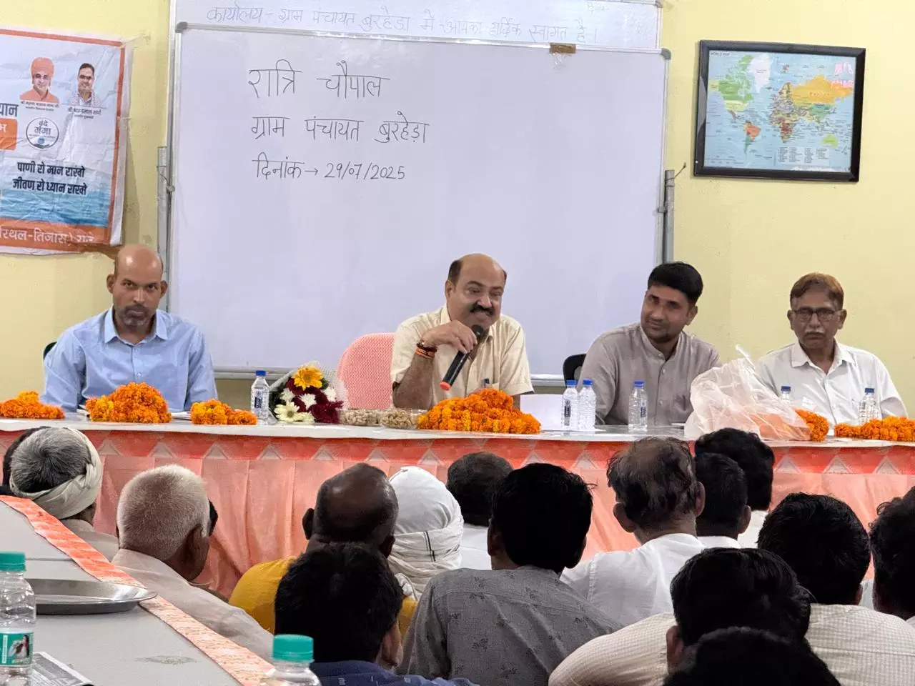 जिला कलेक्टर ने ग्राम बुरहेडा में रात्रि चौपाल का किया आयोजन जिला कलेक्टर ने ग्राम बुरहेडा में रात्रि चौपाल का किया आयोजन