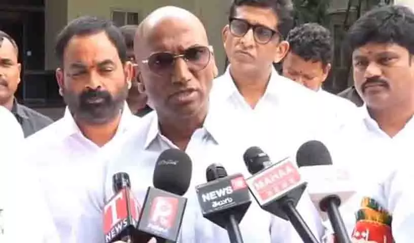BRS ने तेलंगाना सरकार से विशेष कांस्टेबलों की बर्खास्तगी की समीक्षा करने का आग्रह किया BRS ने तेलंगाना सरकार से विशेष कांस्टेबलों की बर्खास्तगी की समीक्षा करने का आग्रह किया