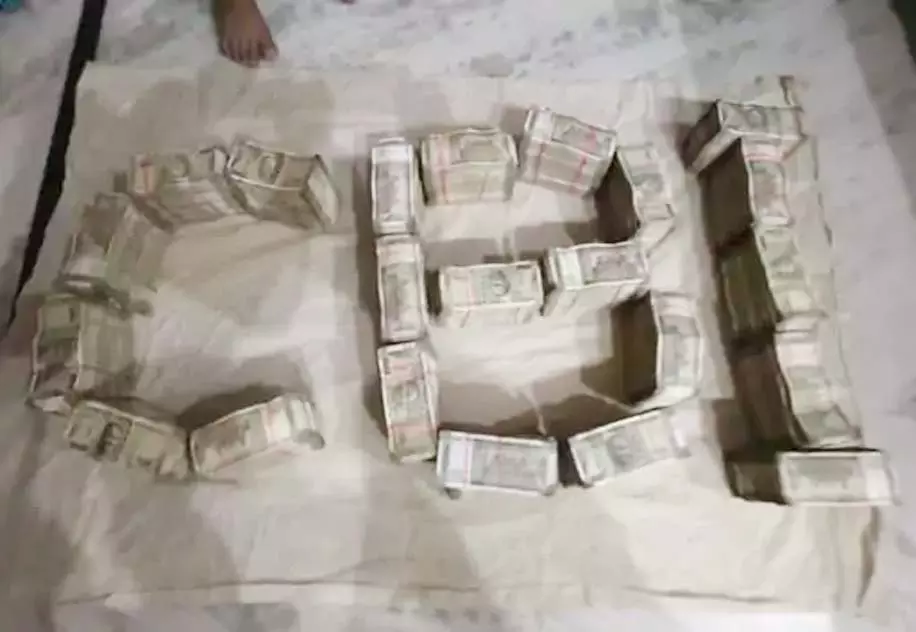 BIG BREAKING: PWD इंजीनियर के घर मिले 1.60 करोड़ रुपए कैश, CBI ने मारा था छापा BIG BREAKING: PWD इंजीनियर के घर मिले 1.60 करोड़ रुपए कैश, CBI ने मारा था छापा