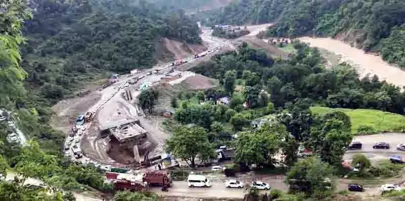 Kangra में भूस्खलन से यातायात बाधित, आवश्यक वस्तुओं की आपूर्ति में देरी Kangra में भूस्खलन से यातायात बाधित, आवश्यक वस्तुओं की आपूर्ति में देरी