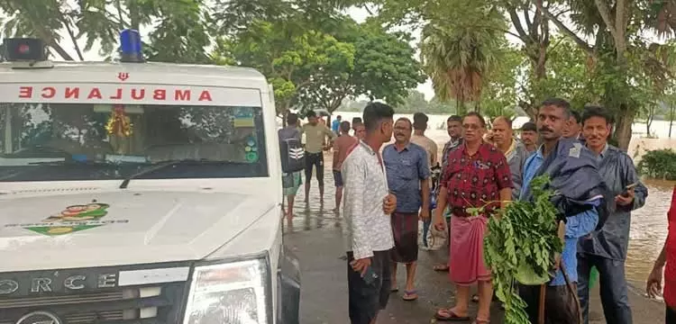 डॉक्टर ने की मदद, केंद्रपाड़ा में बाढ़ के बीच गर्भवती महिला की जान बचाई डॉक्टर ने की मदद, केंद्रपाड़ा में बाढ़ के बीच गर्भवती महिला की जान बचाई